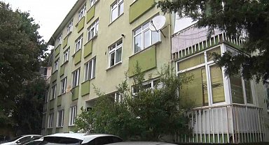 Üsküdar'da rögar patladı: Bodrum katını pis su bastı, apartman sakinleri yardım bekliyor