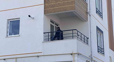 Uzaklaştırma kararı bitti eve merdivenle girdi