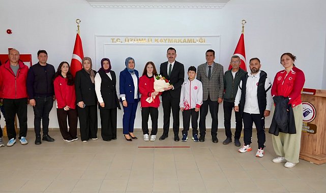 Üzümlü'de başarılı güreşçiler kaymakamlıkta ağırlandı