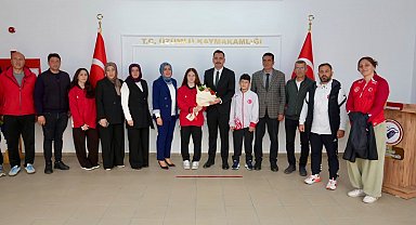 Üzümlü'de başarılı güreşçiler kaymakamlıkta ağırlandı