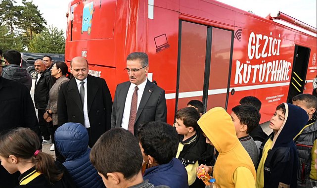 Vali Aydın Baruş, gezici kütüphanede çocuklarla bir araya geldi