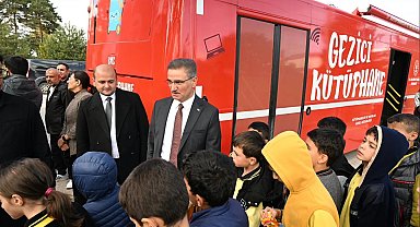 Vali Aydın Baruş, gezici kütüphanede çocuklarla bir araya geldi