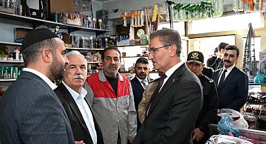 Vali Baruş Karayazı'da esnafla buluştu