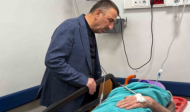 Vali Hacıbektaşoğlu enkazdan çıkarılan yaralıyı hastanede ziyaret etti