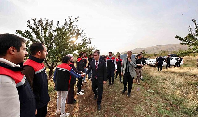 Vali Karakaya, Güroymak'ta badem hasadına katıldı
