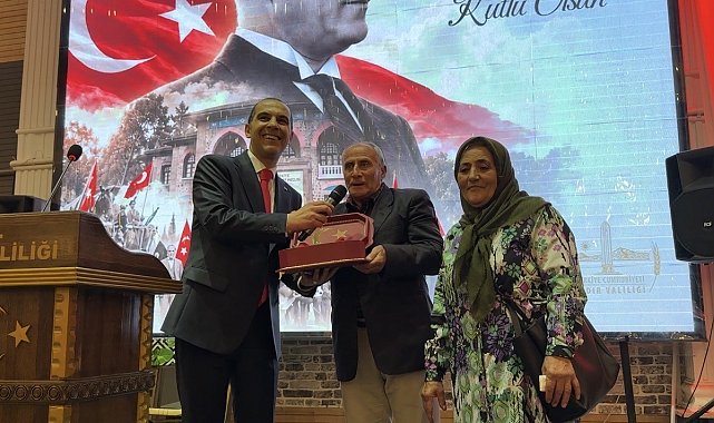 Vali Taşolar, bisikletiyle ve elinde bayrağıyla konvoya katılan Urfullah Çiftçi'yi resepsiyonda ağırladı