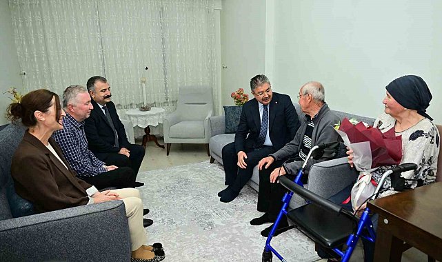 Vali Yılmaz'dan yaşlı vatandaşın evine anlamlı ziyaret