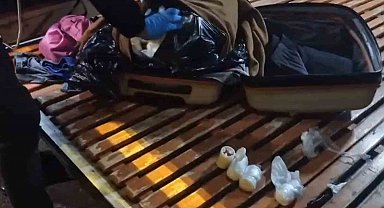 Valizdeki kazaktan 15 bin adet uyuşturucu hap çıktı