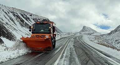 Van-Bahçesaray yolunda mevsimin ilk karı yağdı, bölge beyaza büründü