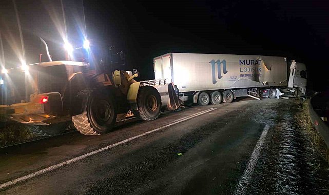 Van-Hakkari yolunda tır kazası, trafik durdu