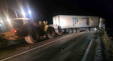 Van-Hakkari yolunda tır kazası, trafik durdu