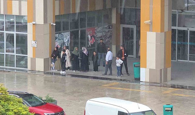 Van'da aniden bastıran yağmur vatandaşları hazırlıksız yakaladı