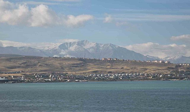 Van'da beyaz zirveler ile gölün maviliği aynı karede buluştu