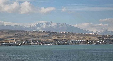 Van'da beyaz zirveler ile gölün maviliği aynı karede buluştu