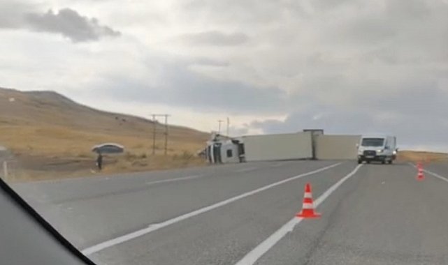 Van'da devrilen tırın sürücüsü yaralandı