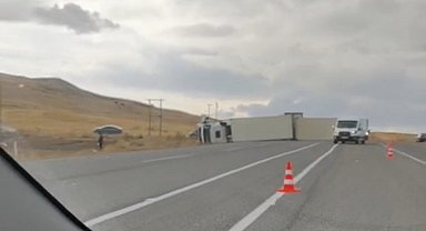 Van'da devrilen tırın sürücüsü yaralandı