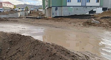 Van'da öğrencilerin okul yolunda çamur çilesi