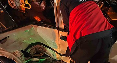Van'da otomobiller çarpıştı: 3 yaralı