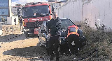 Van'da park halindeki otomobilde yangın