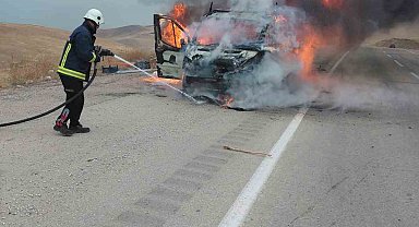 Van'da seyir halindeki kamyonet alev alev yandı