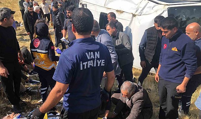 Van'da tır yolcu minibüsü ile çarpıştı: 11 yaralı