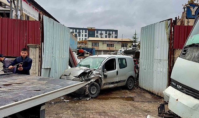 Vinç hurdalık önünde çarptığı aracı hurdaya çıkardı