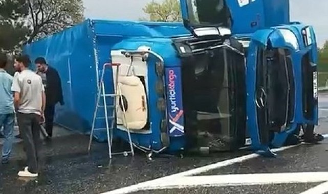 Virajı alamayan kargo tırı devrildi: 1 yaralı