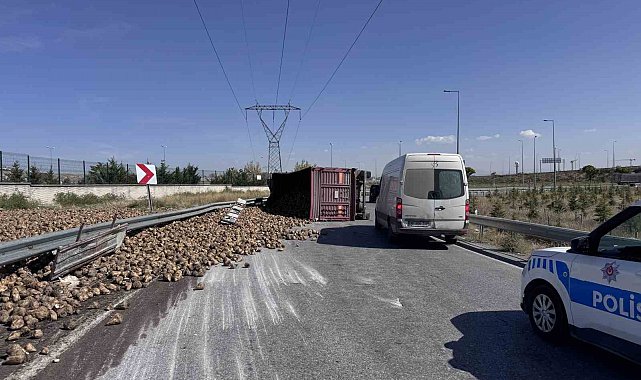 Virajı alamayan tır devrildi