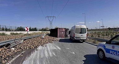 Virajı alamayan tır devrildi