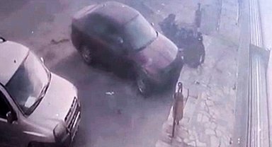Vitesi karıştıran sürücü kaldırımda oturan şahsa çarptı