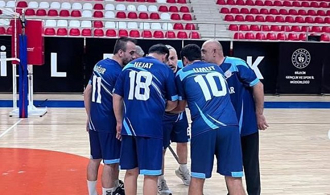 Voleybol maçında kazanan aile ve sosyal hizmetler oldu