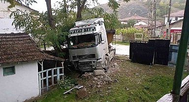Yağışta kayan tır evin bahçesine girdi