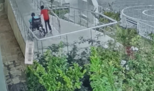 Yağmur altında arkadaşını yalnız bırakmayan küçük Yusuf yürekleri ısıttı