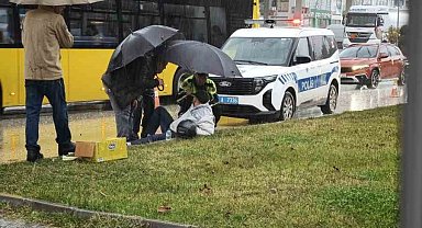 Yağmur altında ıslanan yaralıya trafik polisi şemsiye tuttu