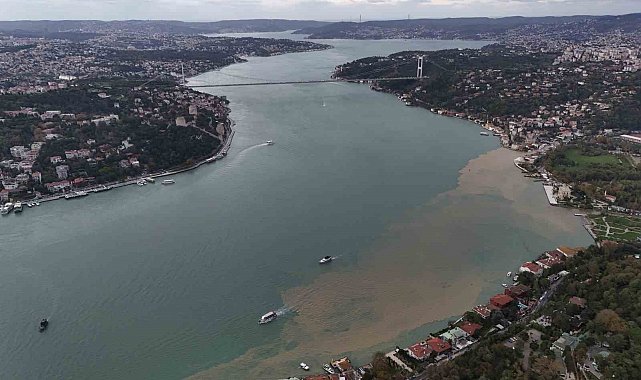 Yağmur sonrası İstanbul Boğazı çamura bulandı