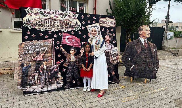 Yağmura aldırış etmeden Atasına şemsiye tutan küçük kızın davranışı yürekleri ısıttı
