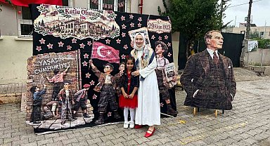 Yağmura aldırış etmeden Atasına şemsiye tutan küçük kızın davranışı yürekleri ısıttı