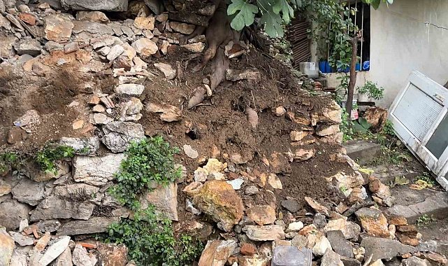 Yağmurdan dolayı toprak kaydı, taşlar devrildi