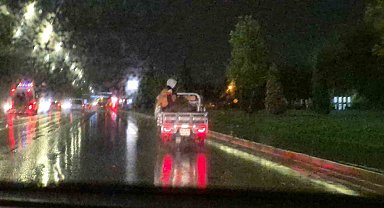 Yağmurlu havada motosiklet kasasında tehlikeli yolculuk kamerada