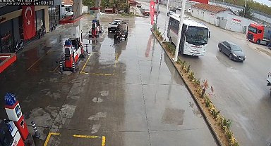 Yakıtı biten aracı at arabasıyla 2 kilometre çekti