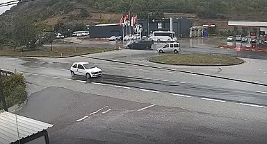 Yalova'da otomobilin ikiye bölündüğü kaza kamerada