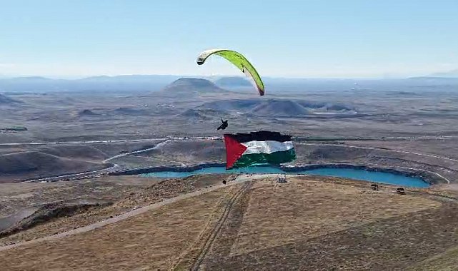 Yamaç paraşütü ile Filistin bayrağı açtı