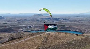 Yamaç paraşütü ile Filistin bayrağı açtı
