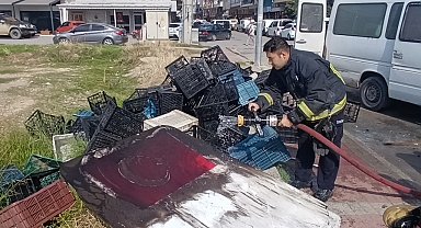 Yanan aracı söndüren itfaiyenin suyu, Türk bayrağı için aktı
