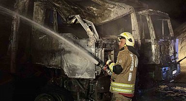Yangında 3 kamyon alev topuna döndü