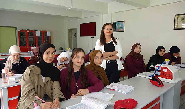 Yapay zeka destekli videolarla kimya dersinin öğrenimini kolaylaştırıyor