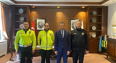 Yaralı genci yağmurdan şemsiyeyle koruyan polise başarı belgesi