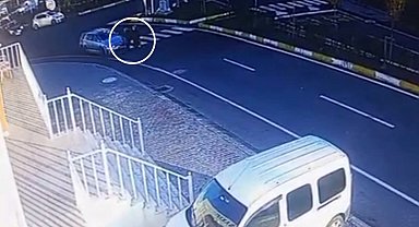 Yaya geçidinde iki öğretmene çarpan otomobilin dehşet anları kamerada