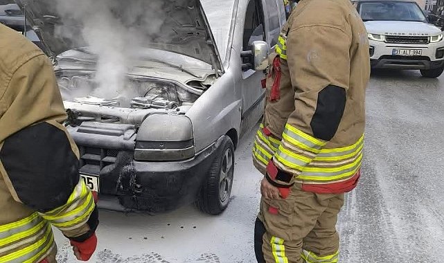 Yayladağı'nda hafif ticari araçta yangın çıktı
