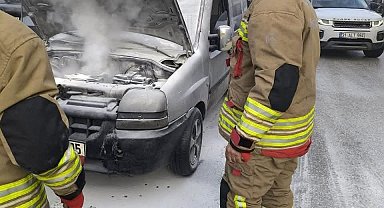 Yayladağı'nda hafif ticari araçta yangın çıktı